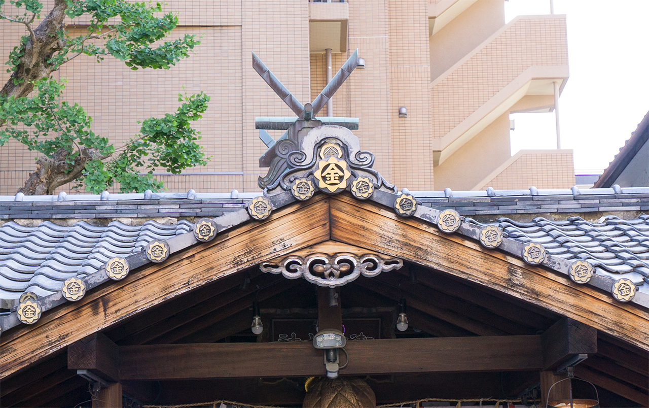 軒丸瓦が金