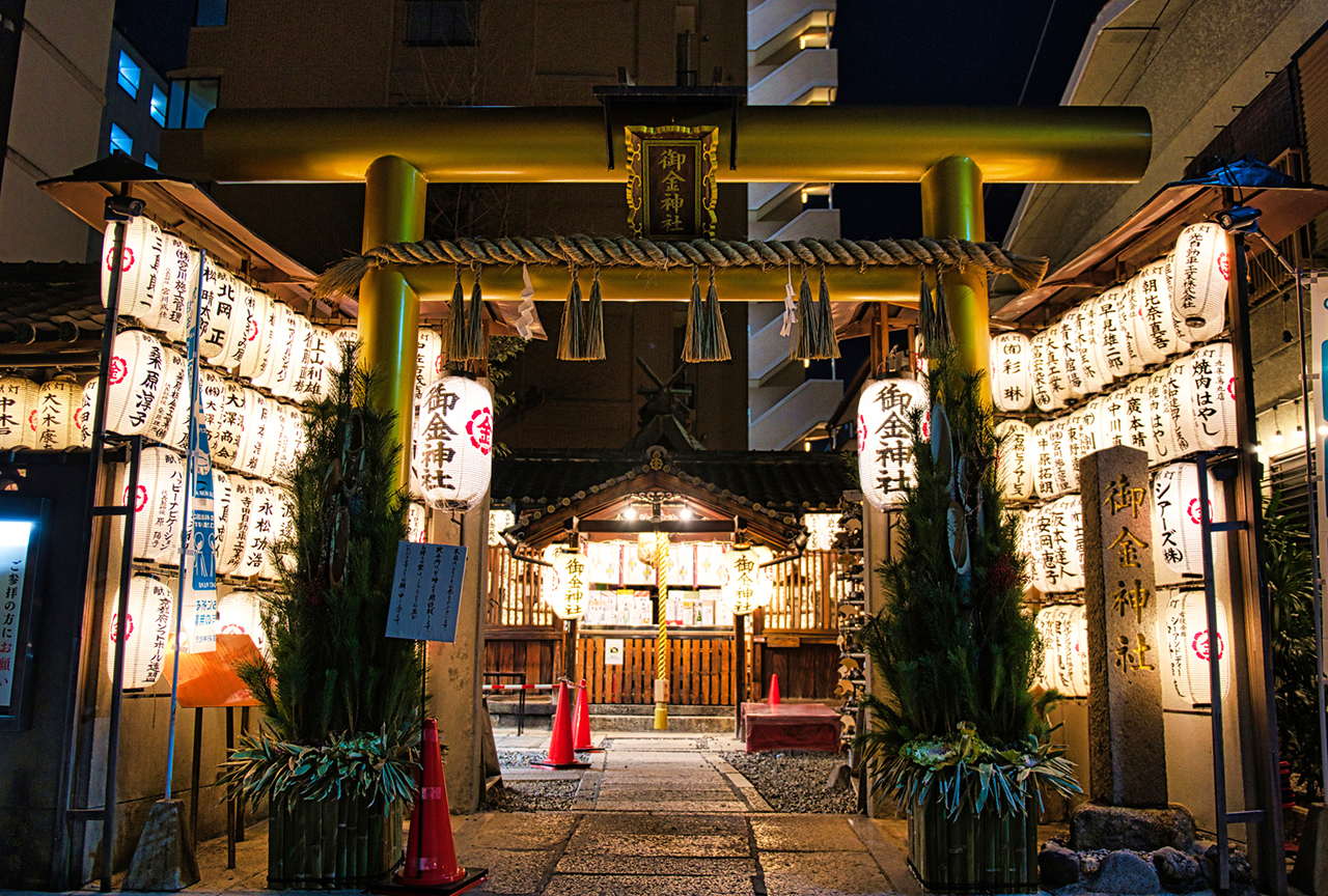 ライトアップされた御金神社