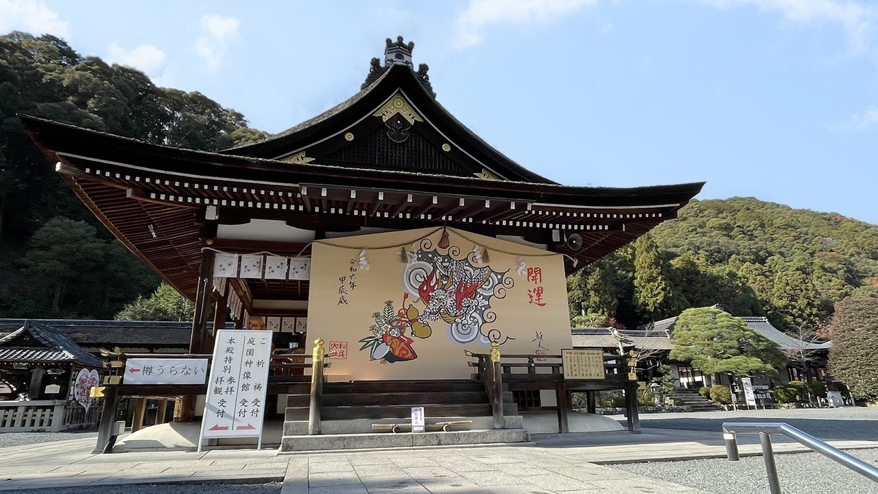 拝殿に奉納された絵馬