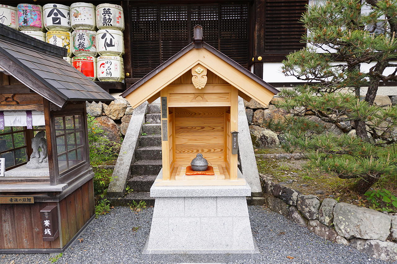 重軽の石の社殿