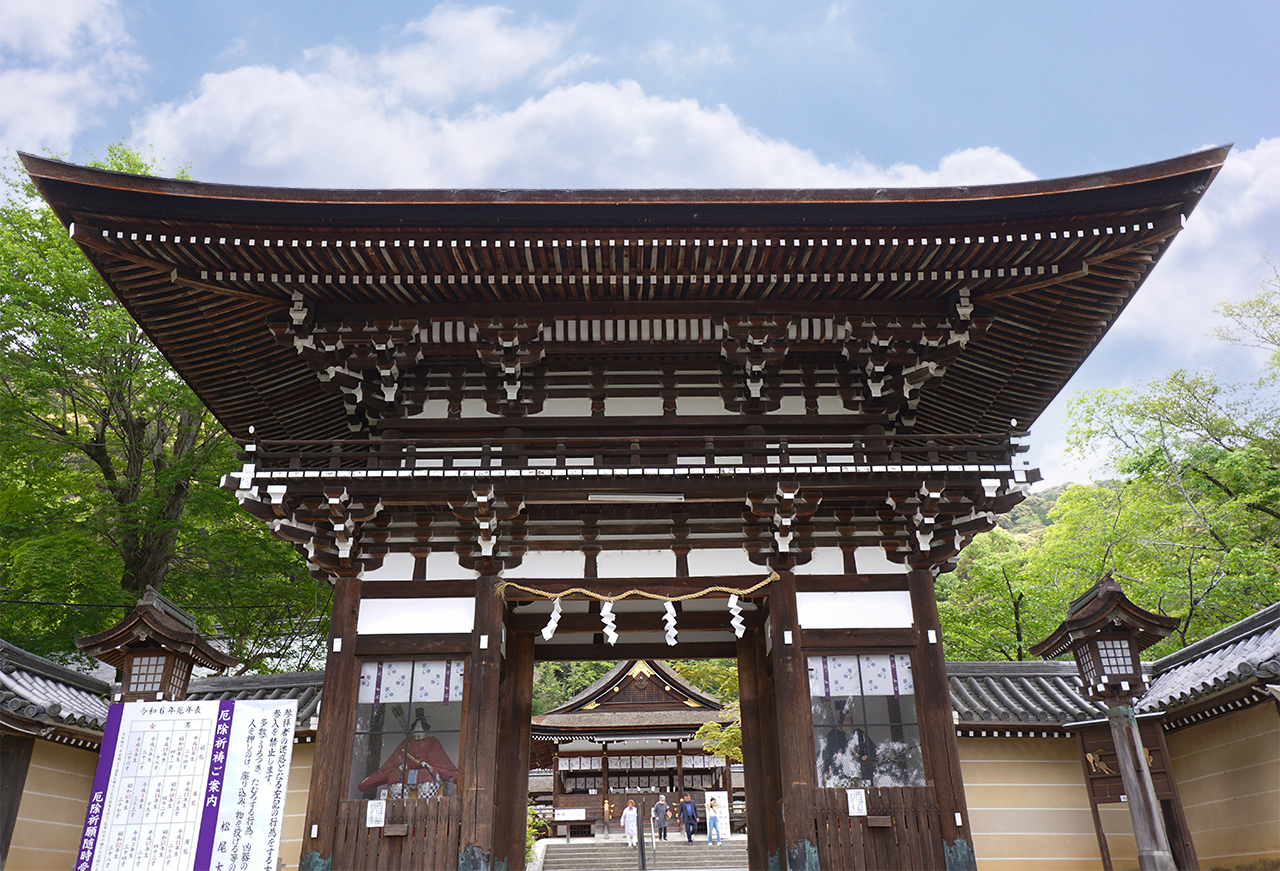楼門から見える拝殿