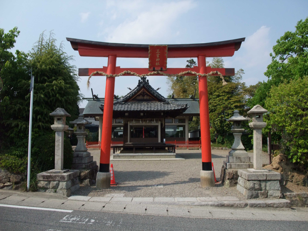 鳥居と社殿