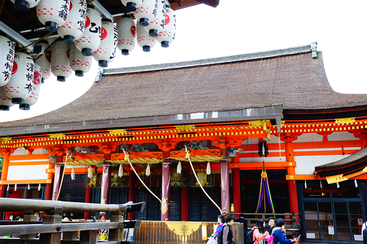 舞殿から見える本殿