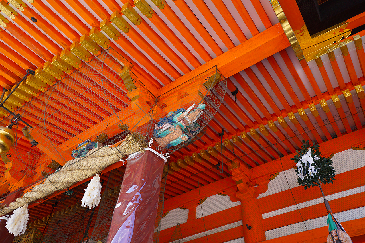 本殿の龍の彫刻 龍吼