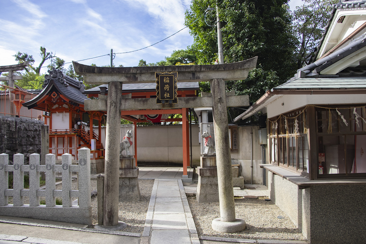 玉光稲荷社の鳥居と社殿