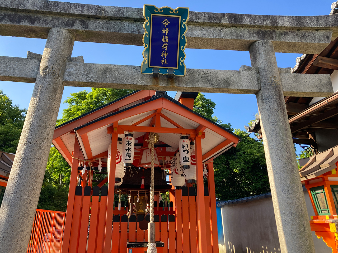 命婦稲荷社の鳥居と社殿