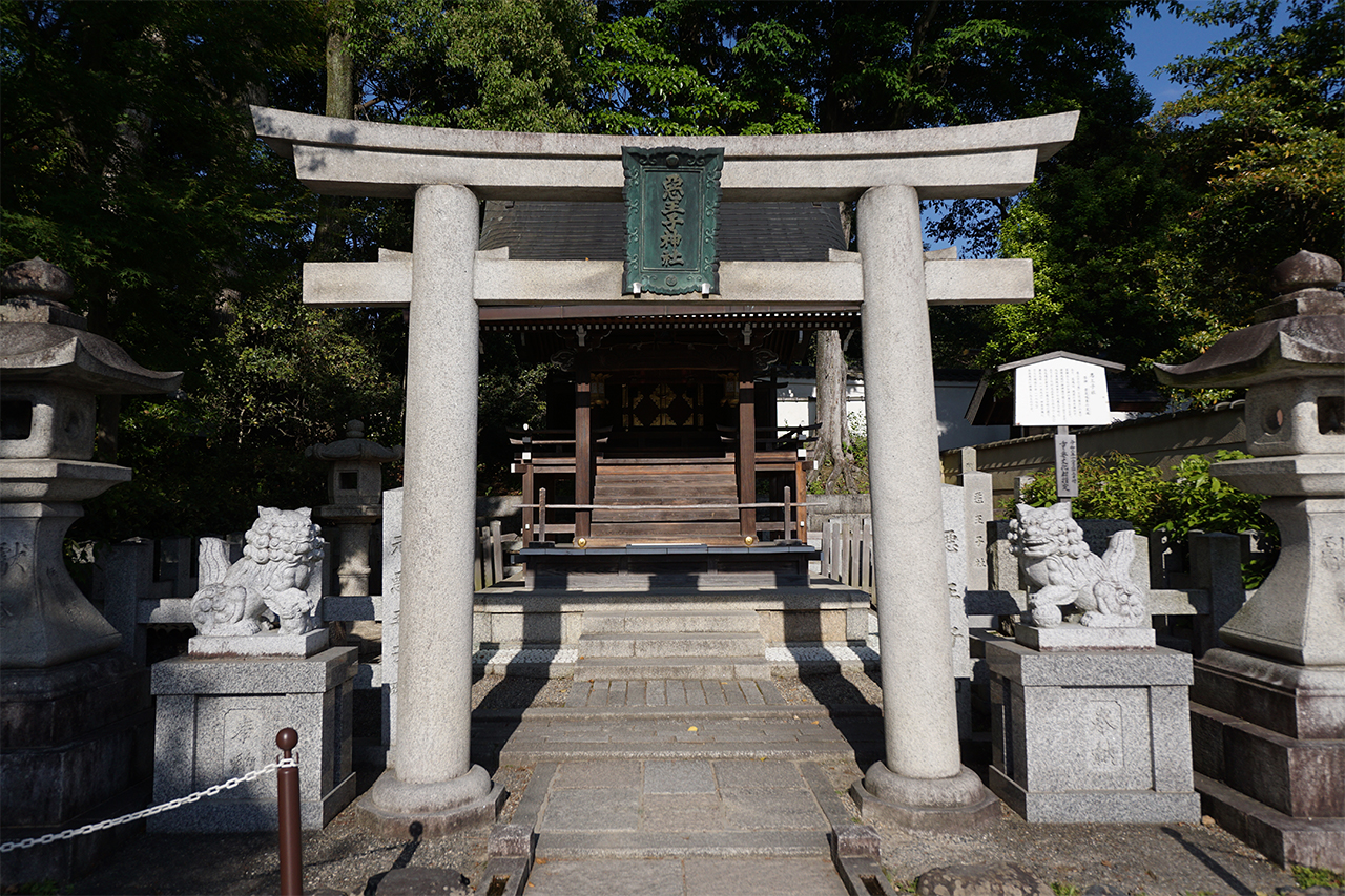 悪王子社の鳥居と社殿