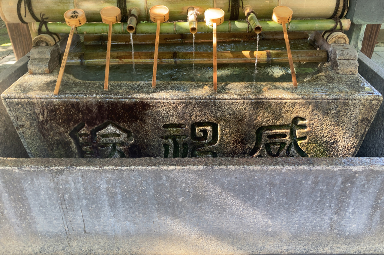 西手水舎の手水鉢「感神院」