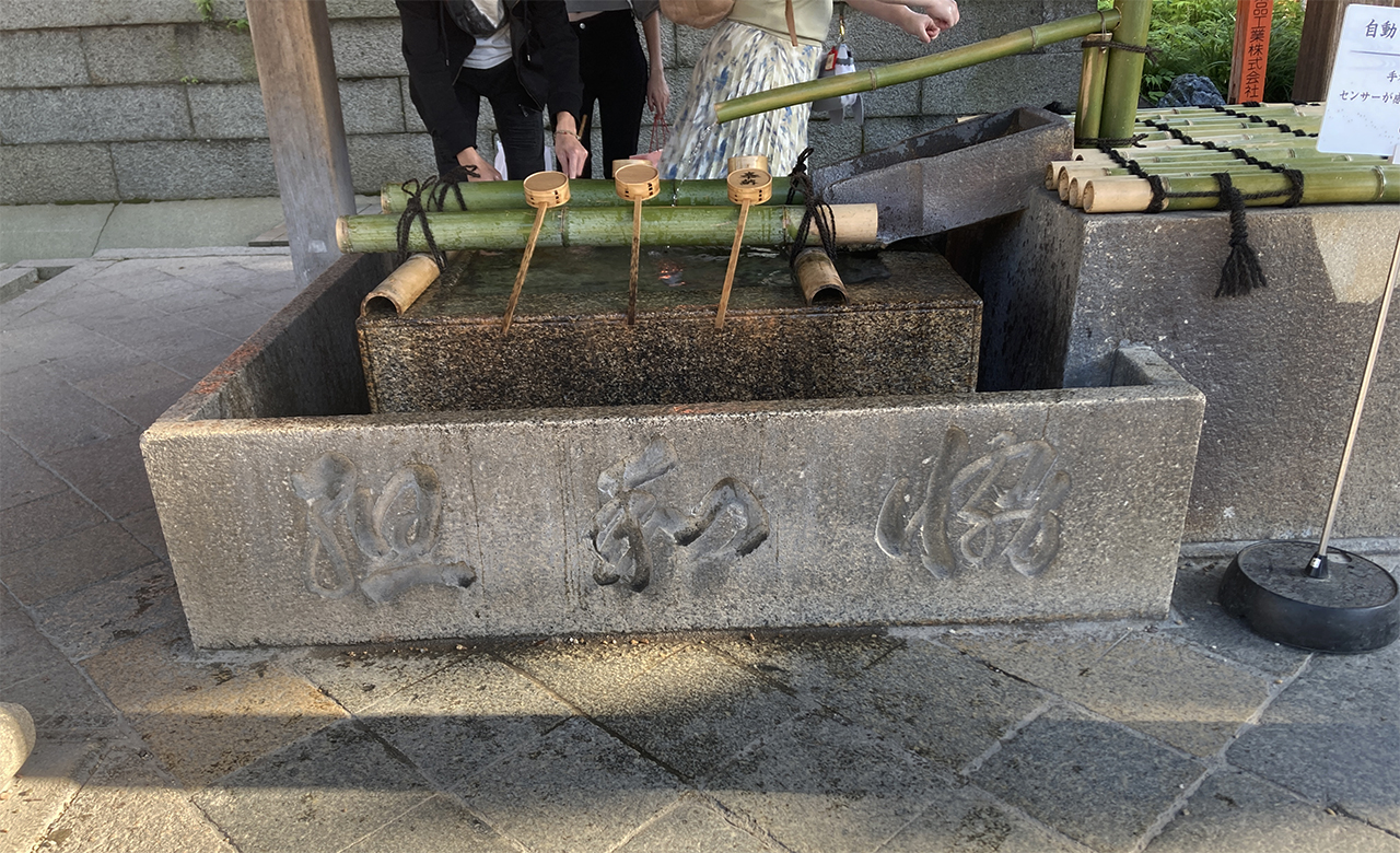 南手水舎の手水鉢
