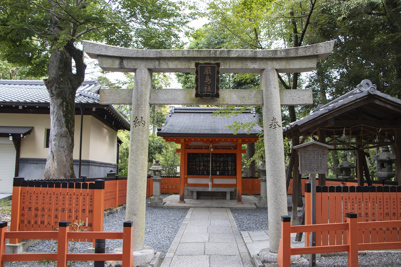 厳島社の鳥居と社殿