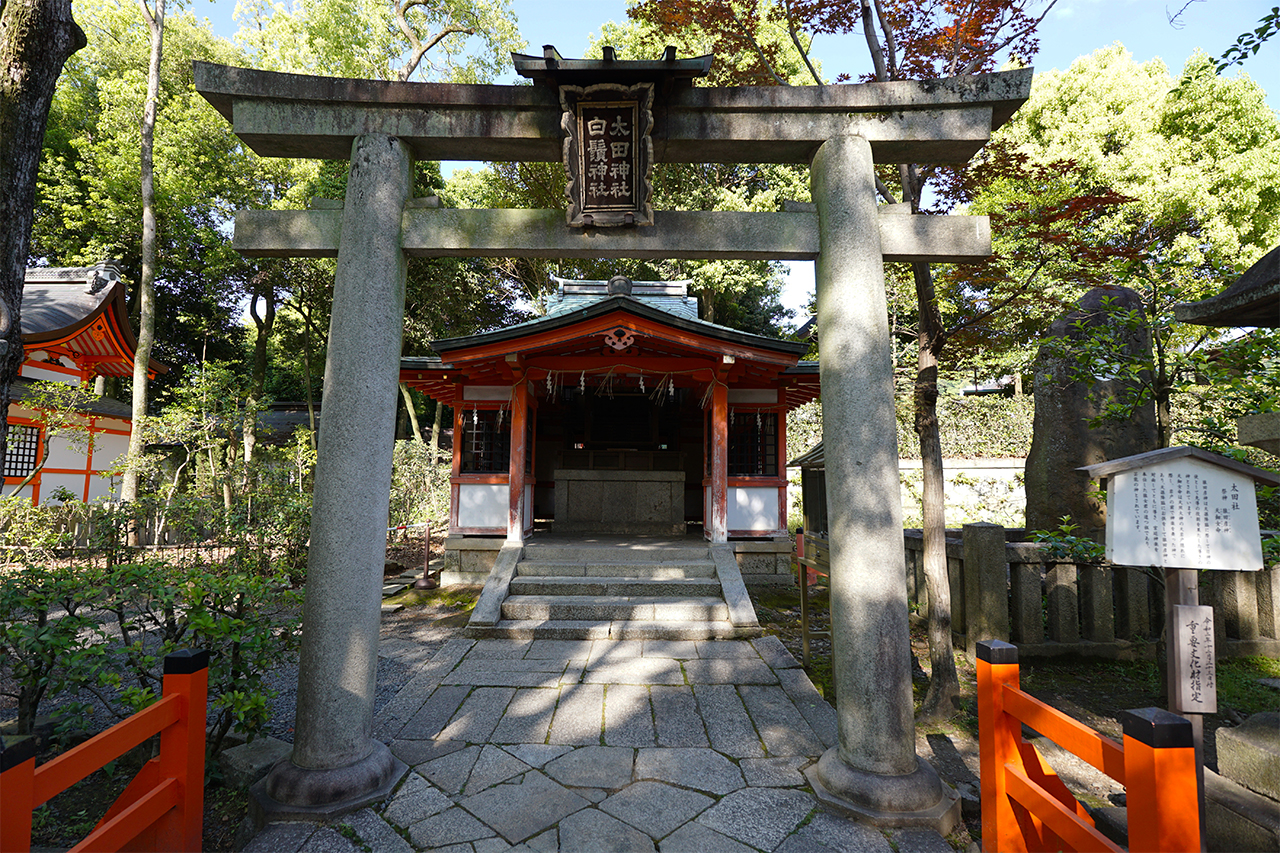 太田社の鳥居と社殿