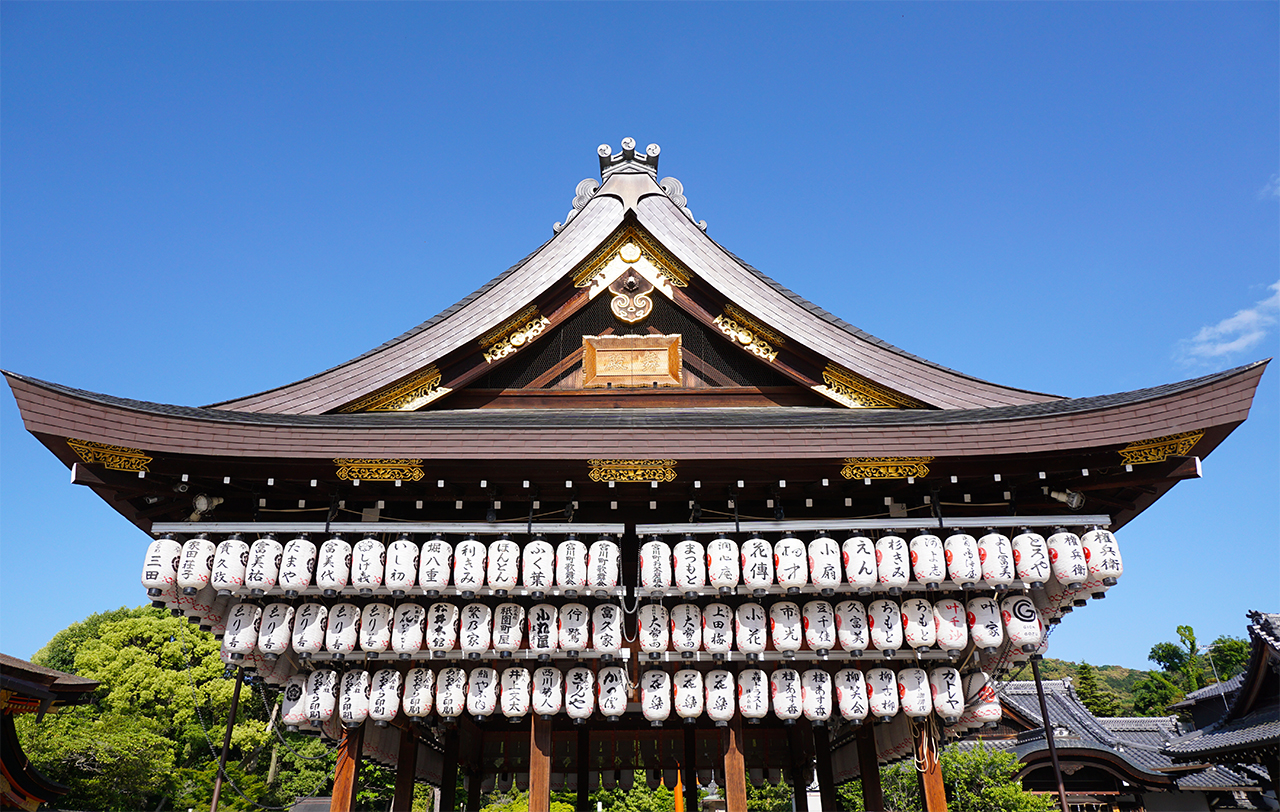 舞殿の右対称的な構造