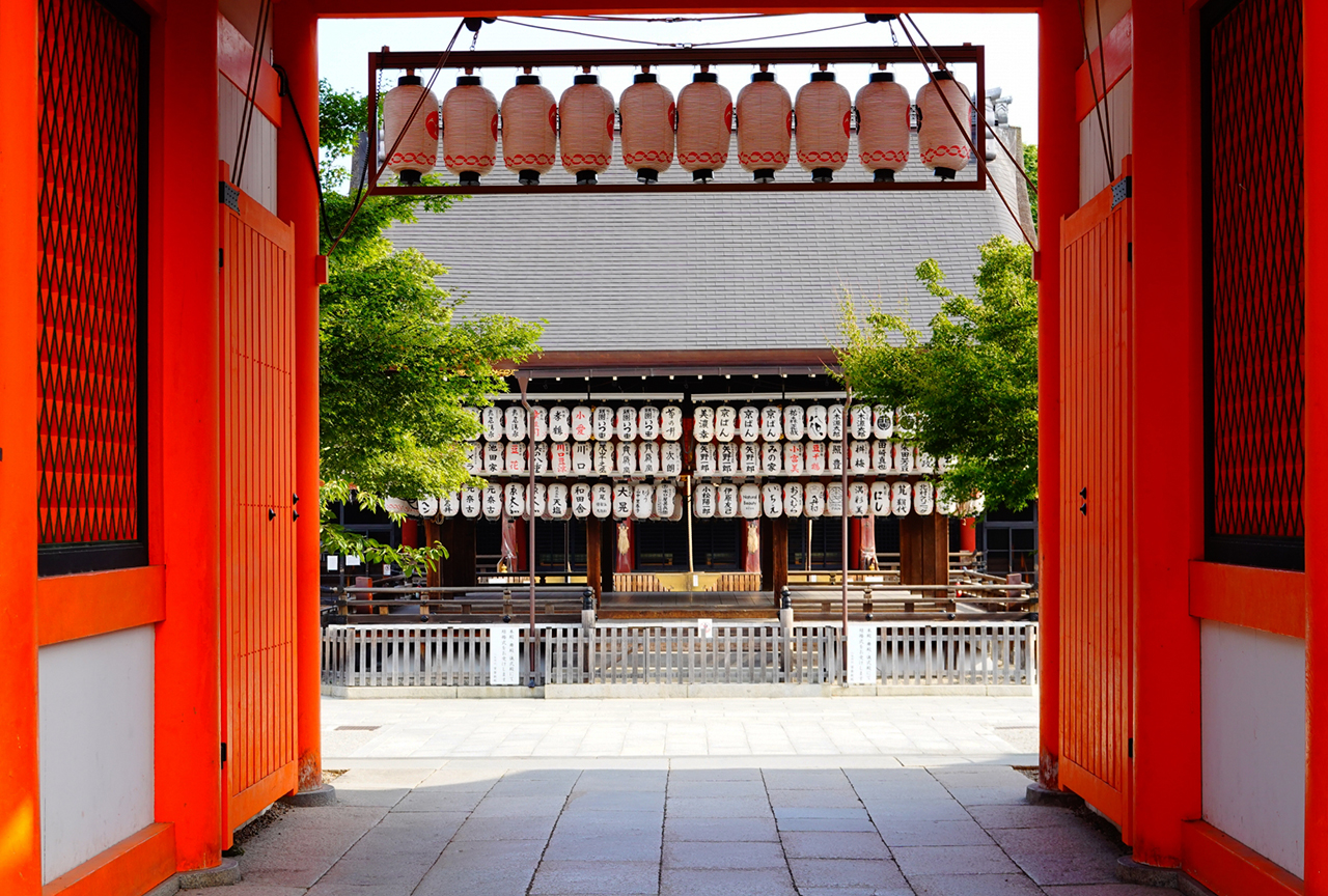 八坂神社 南楼門からみえる舞殿