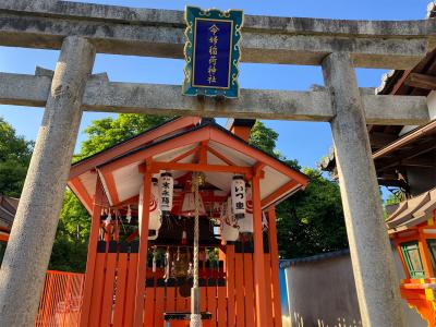 八坂神社 命婦稲荷社の鳥居と社殿