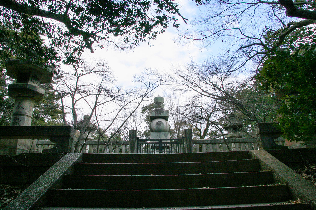 階段からみえる陵墓