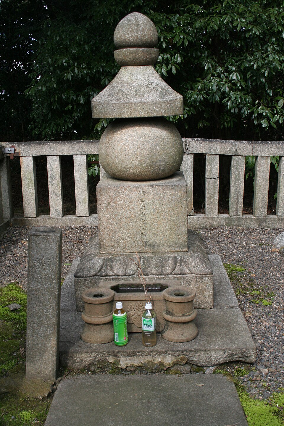 国松の供養塔