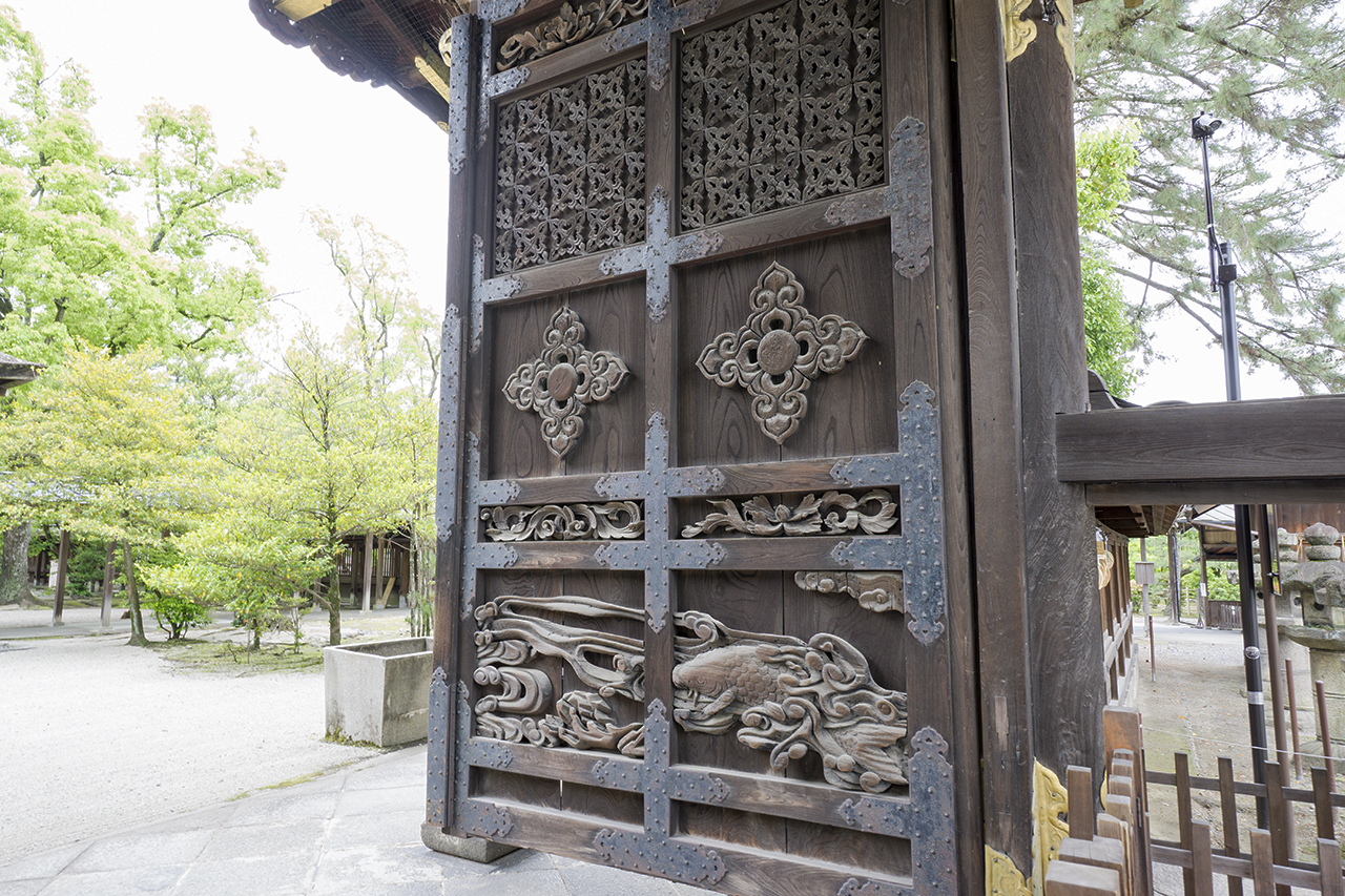 唐門に施された左甚五郎の彫刻