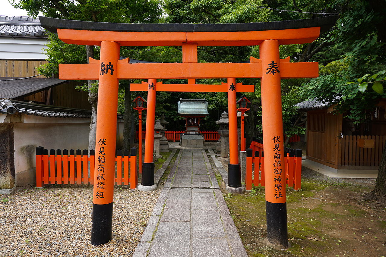 稲荷社 鳥居と社殿