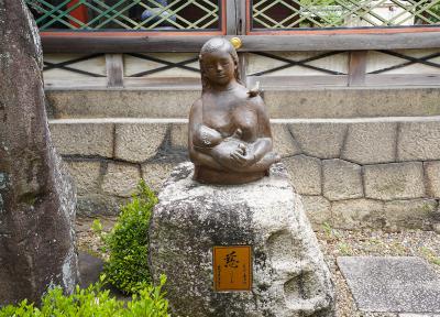 御香宮神社 ブロンズ製の母子像「慈（いつくしみ）」