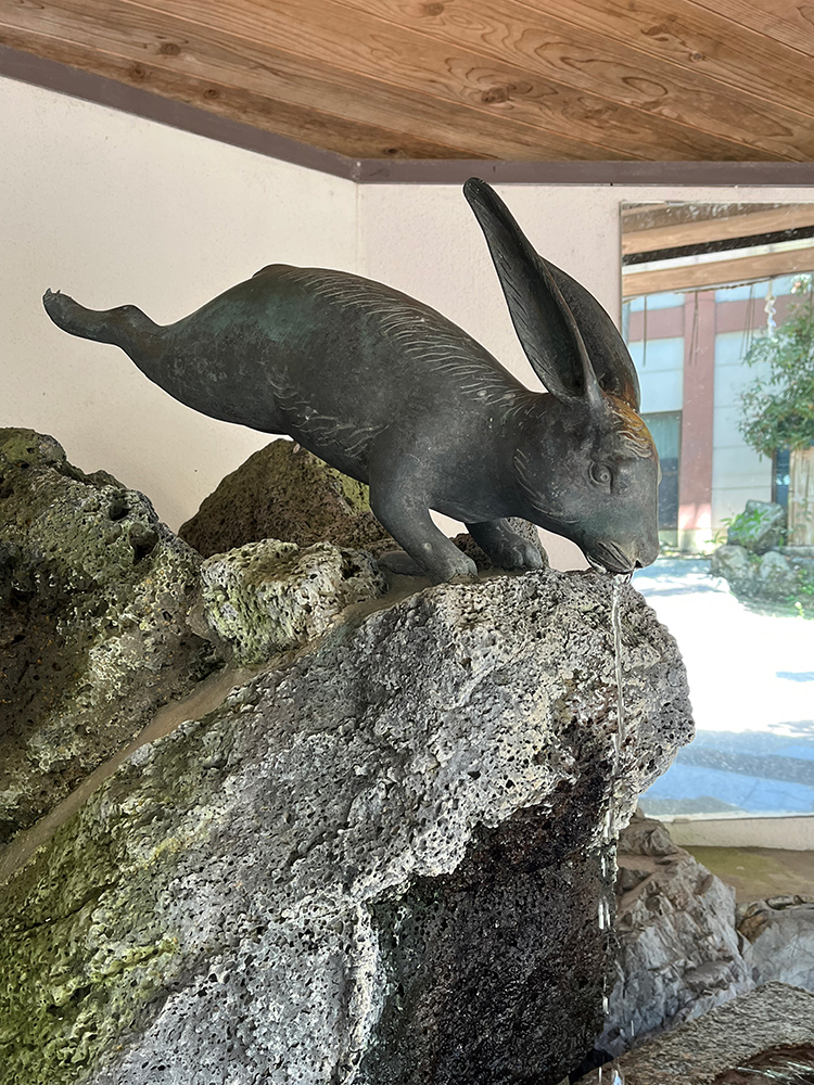 手水舎のうさぎ