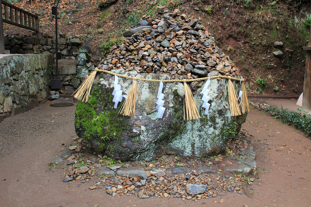 小石が積まれた岩神様(天降石)