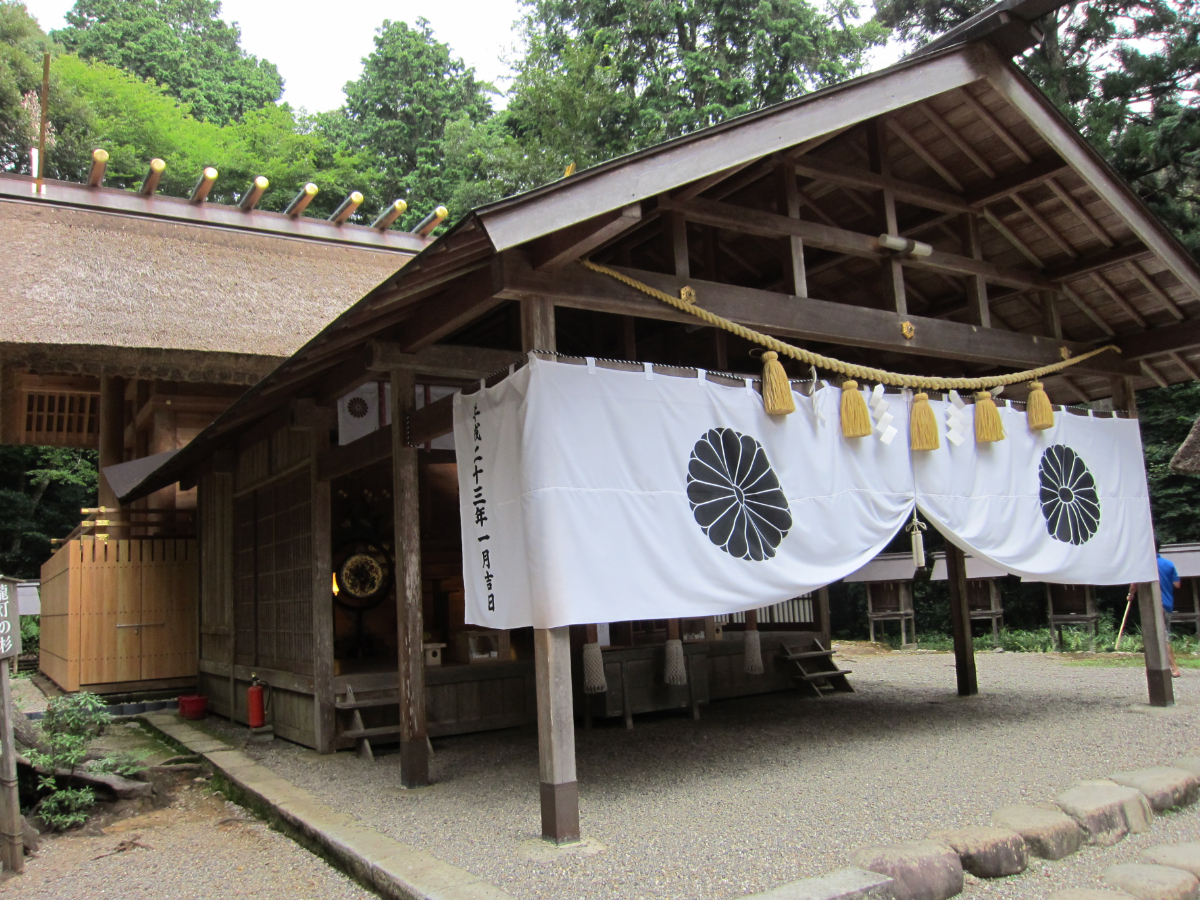 社号標と参道