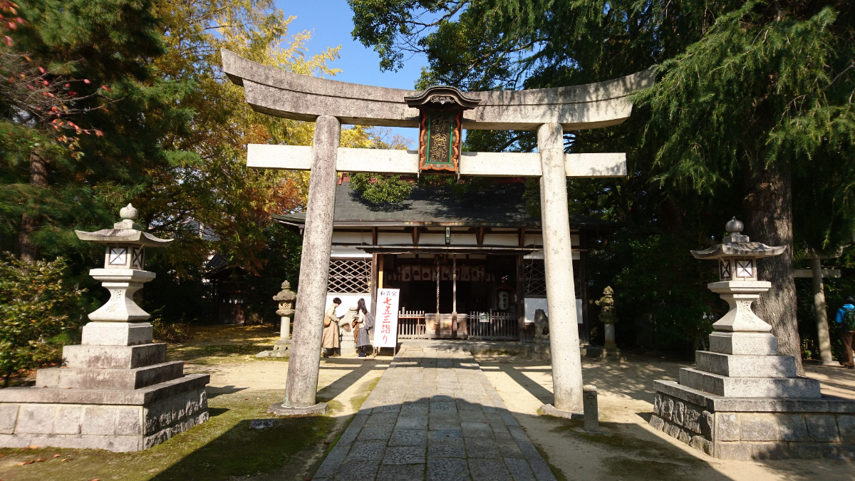 鳥居と拝殿