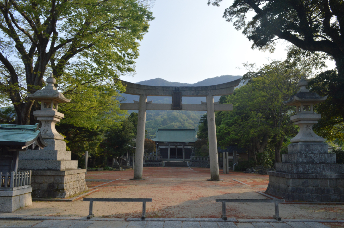 鳥居と拝殿