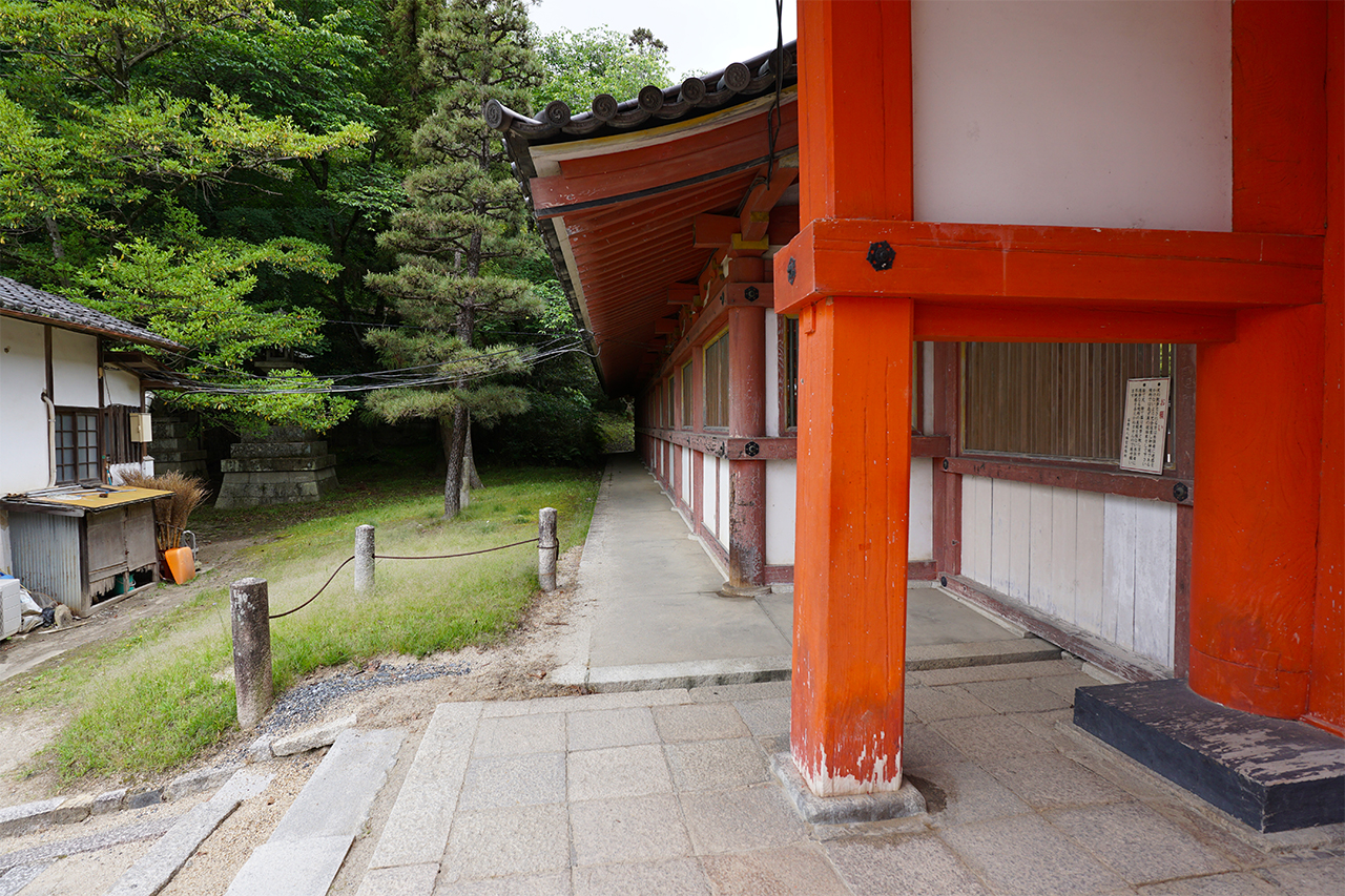 五輪塔への道