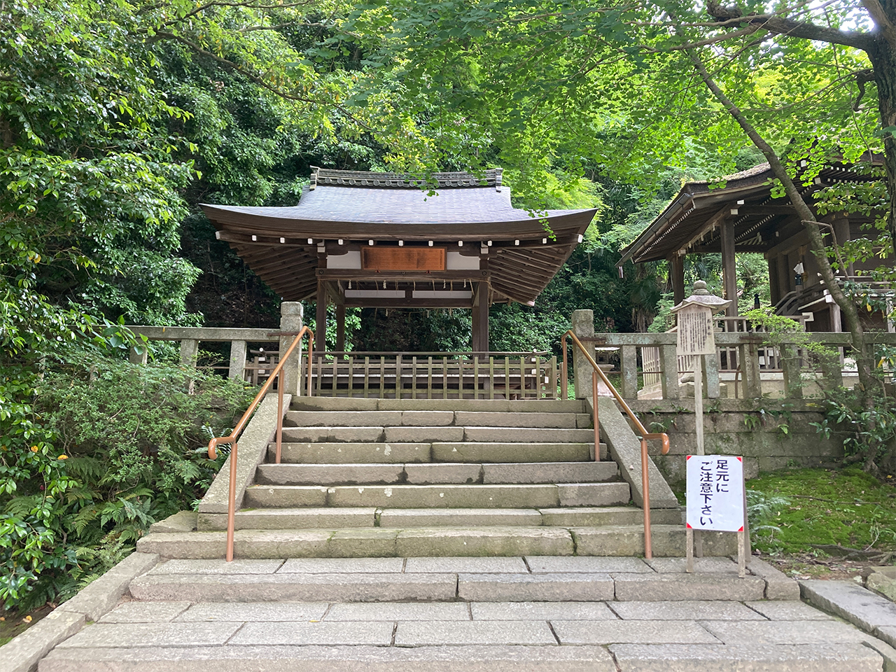 階段からみえる高良神社の社殿