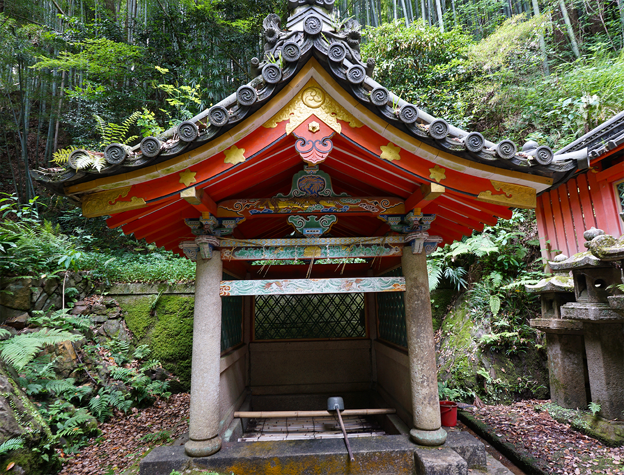 石清水発祥の霊水 社殿