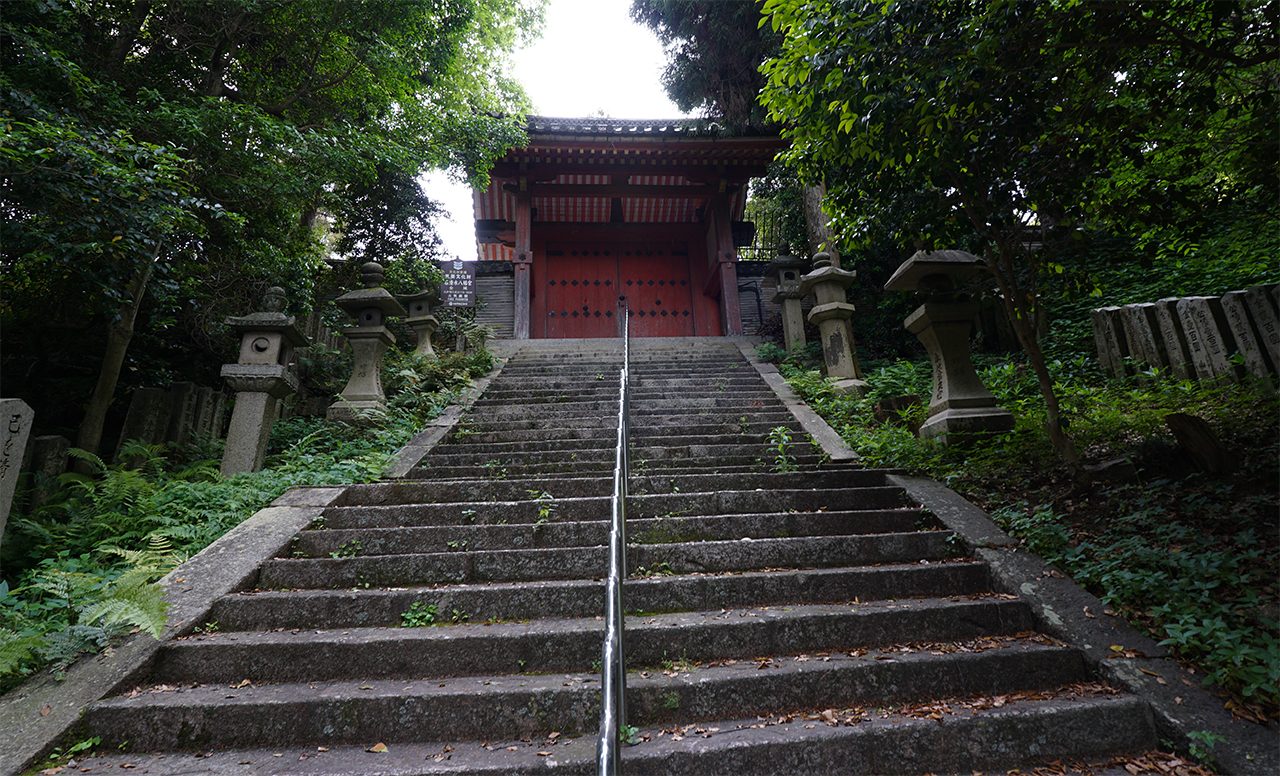 東総門の石段