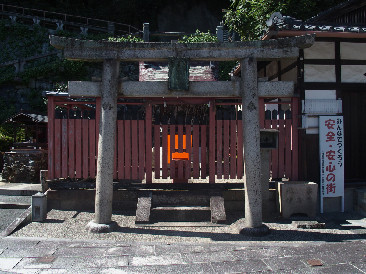 鳥居と社殿