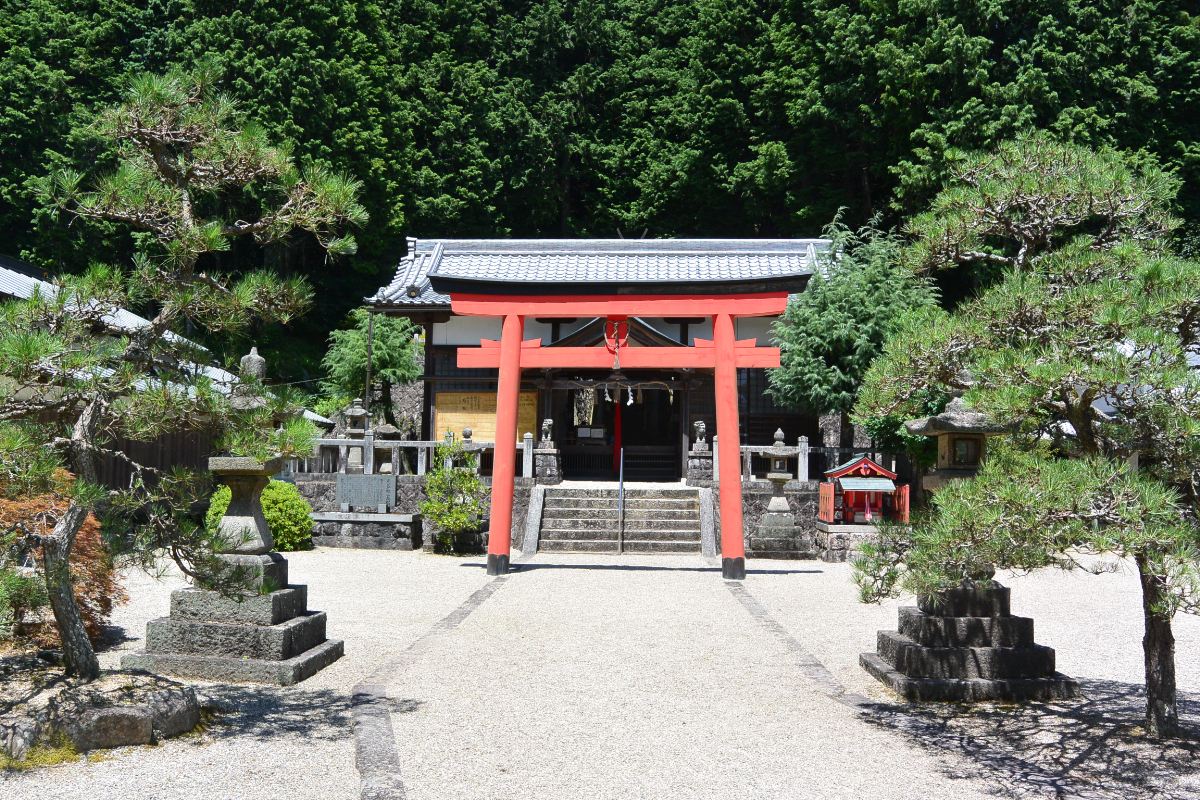 鳥居と拝殿
