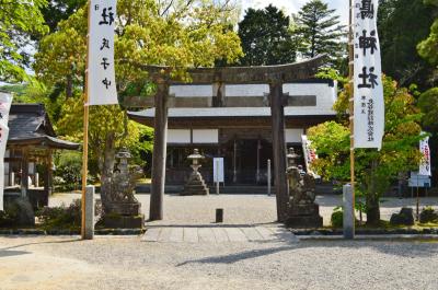 宇良神社 鳥居と拝殿