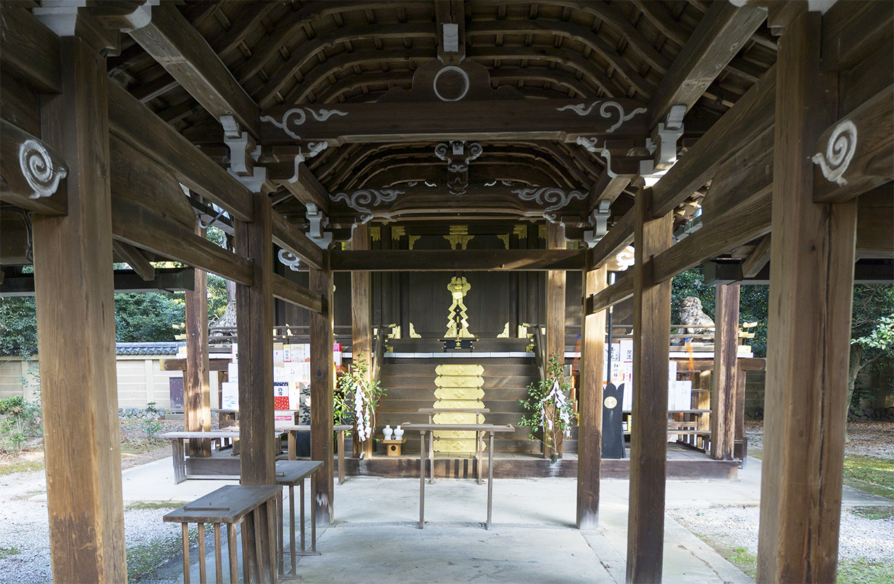 中門先の本殿