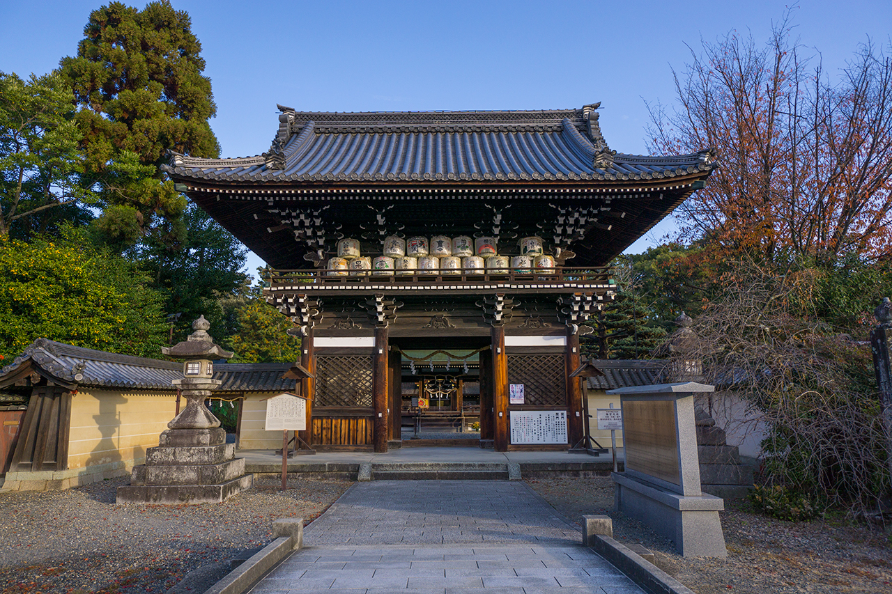 遠目からの楼門(随身門)