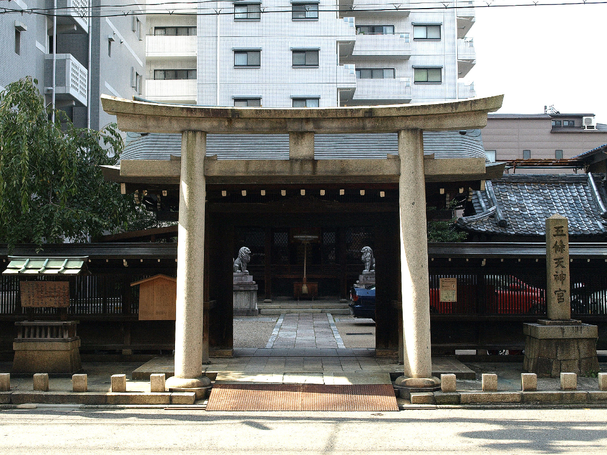 東門鳥居と社殿