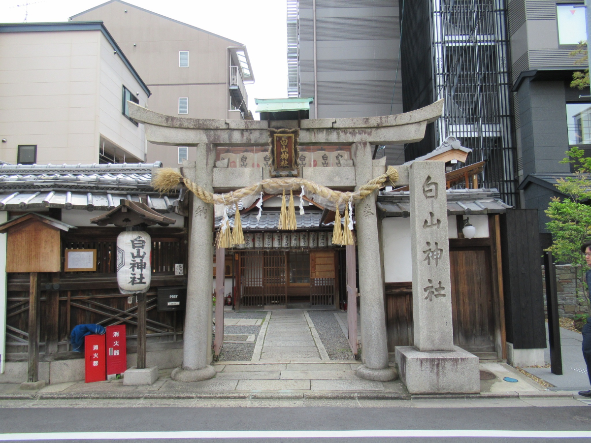 鳥居と拝殿
