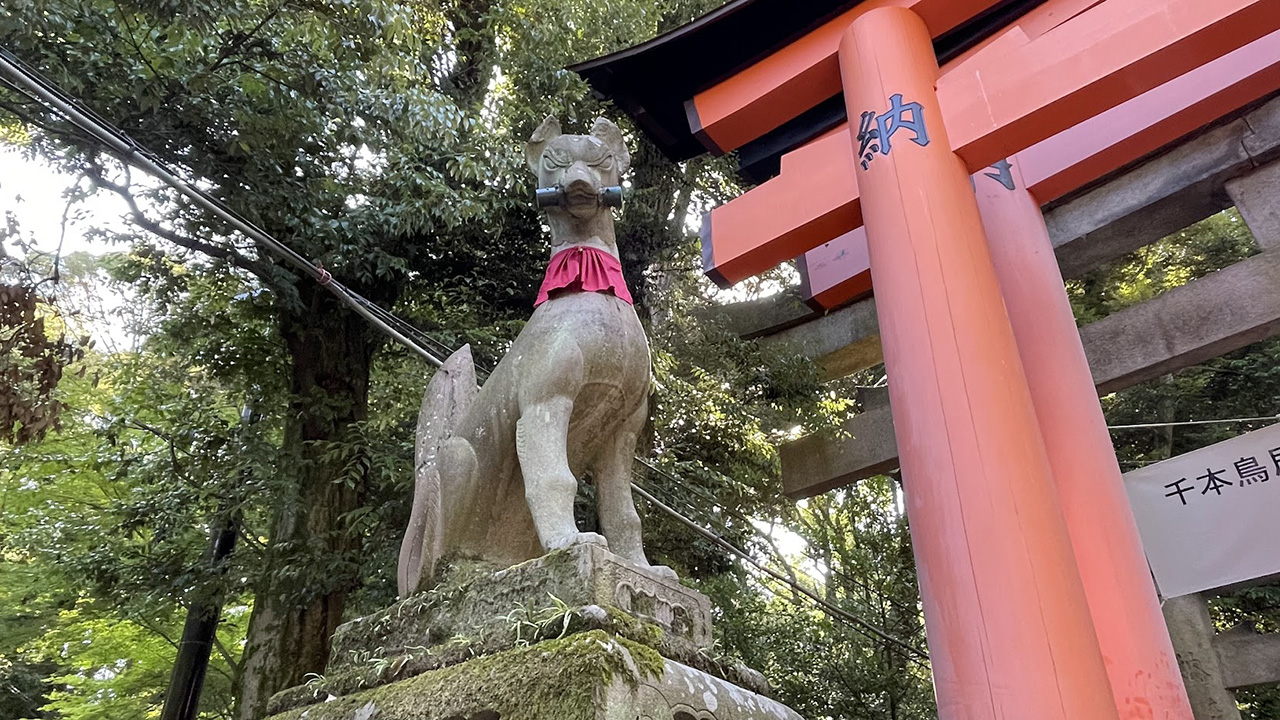 巻物を咥えた狐像