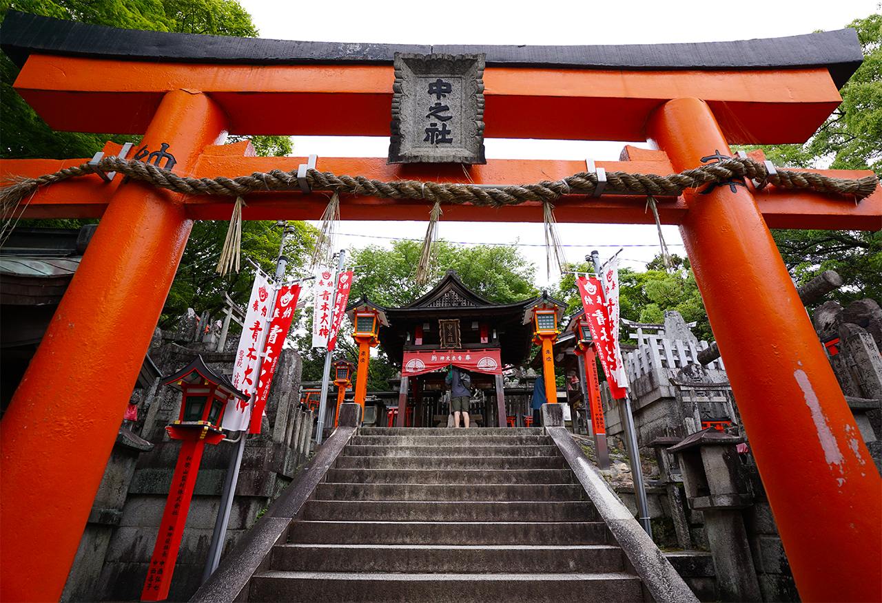 二ノ峰（中社神蹟） 鳥居と社殿