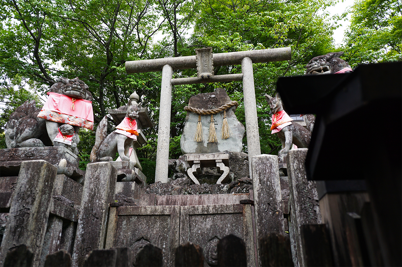 二ノ峰（中社神蹟）富士山の溶岩で作られた台座とお塚