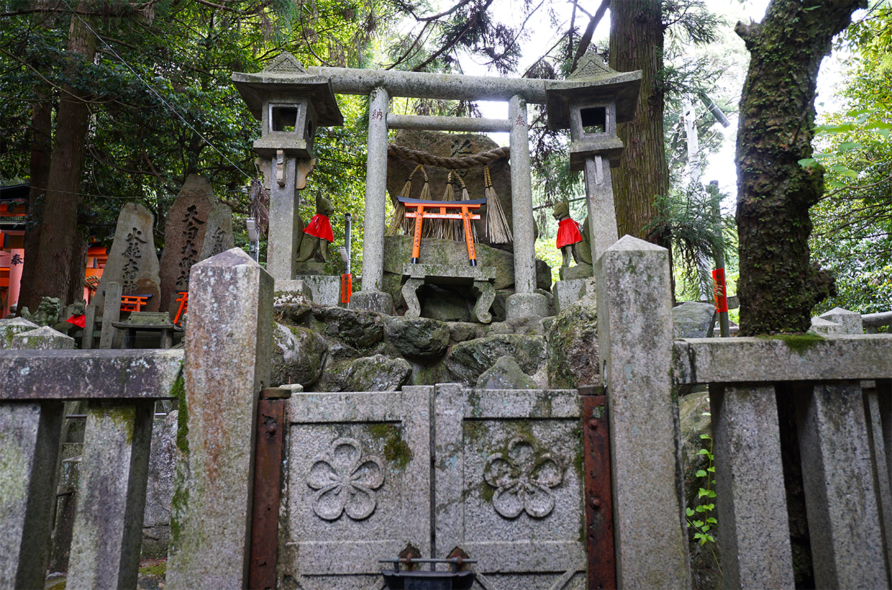 間ノ峰（荷田社神蹟）のお塚