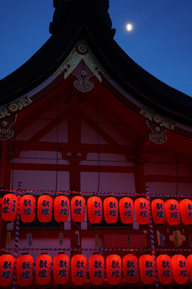 本宮祭提灯と社殿