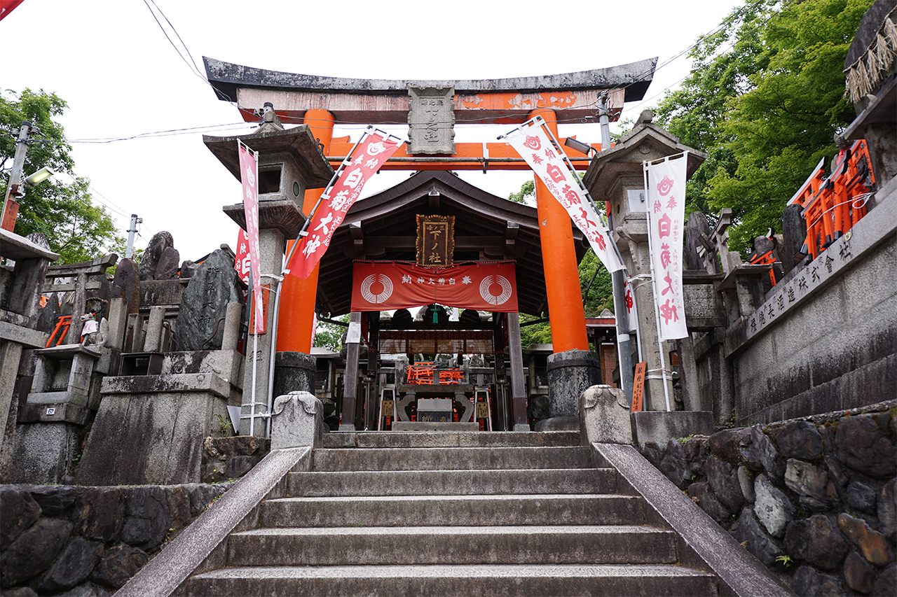 三ノ峰（下社神蹟）への鳥居と社殿