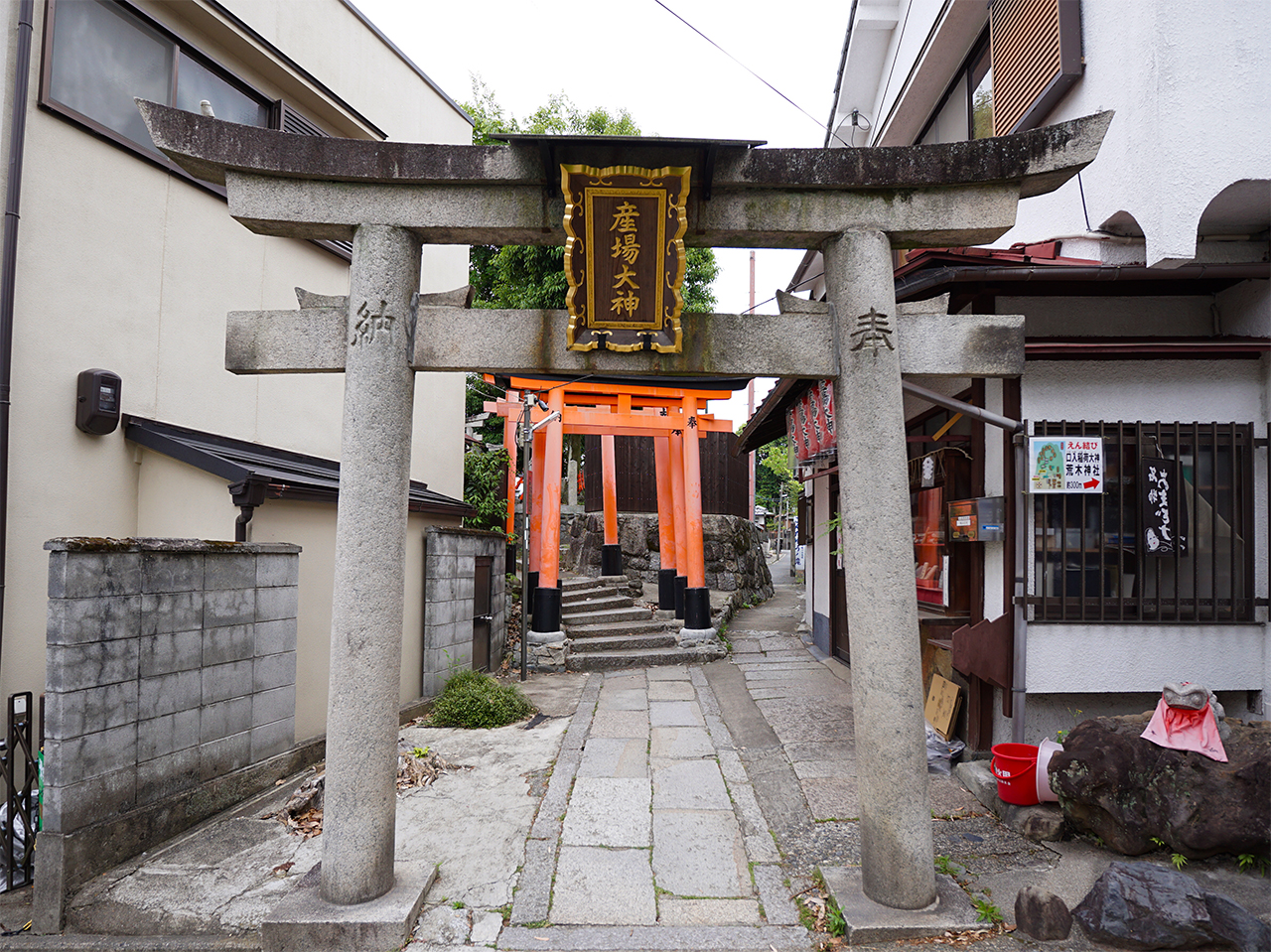 お産場稲荷 鳥居