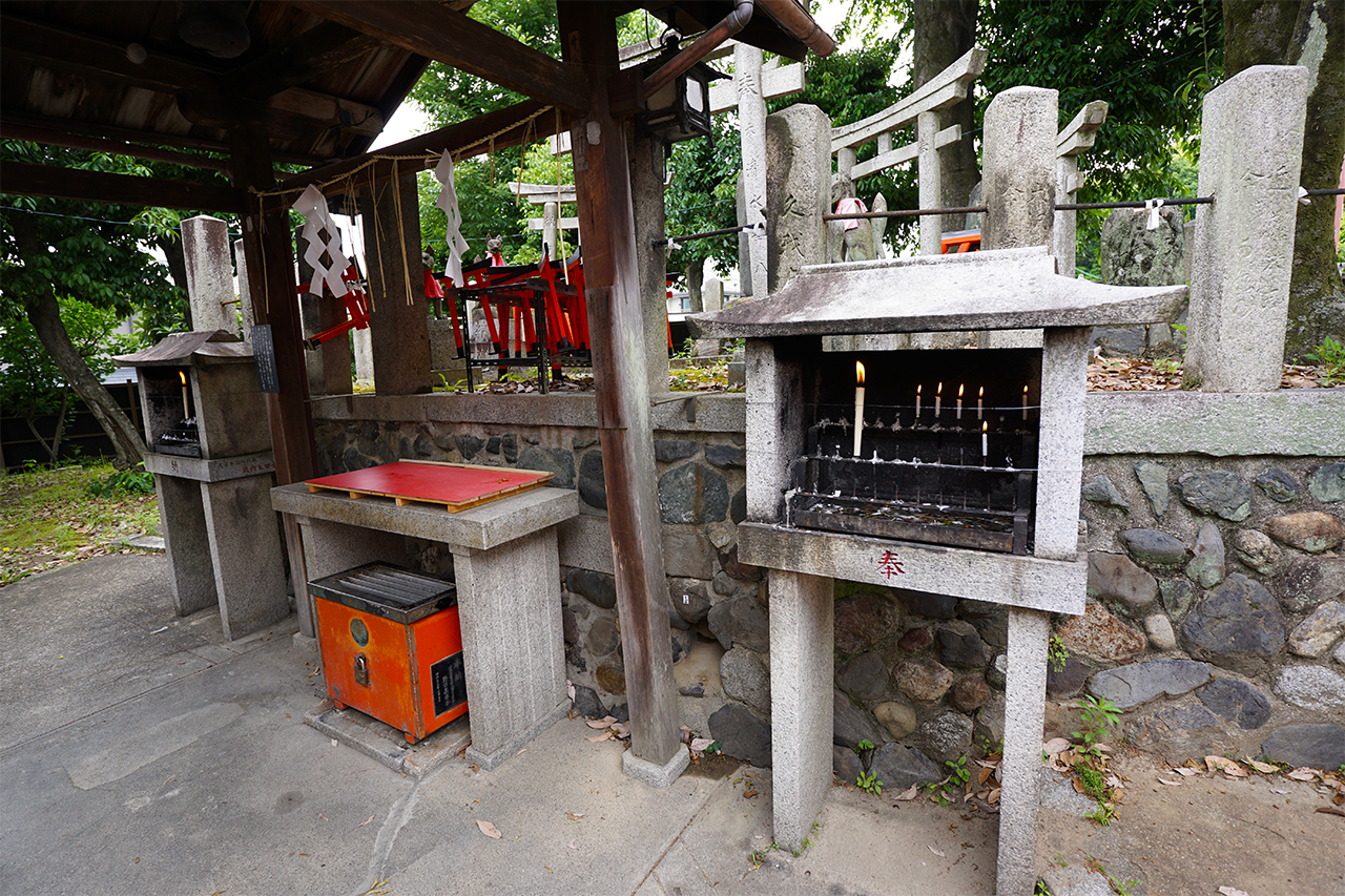 お産場稲荷にロウソクと供物を奉納