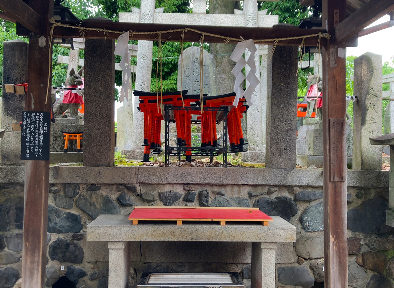 お産場稲荷 社殿 正面