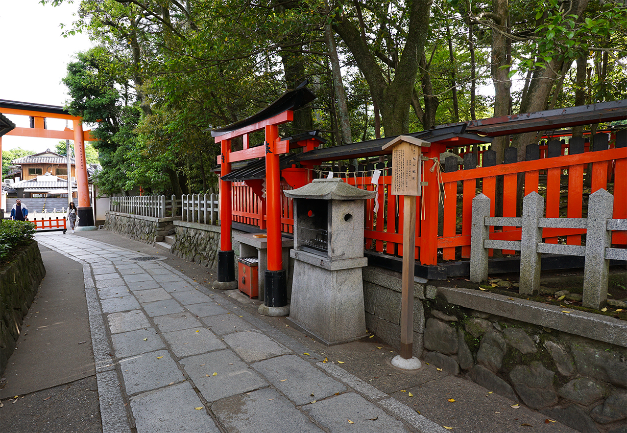 大八嶋社 鳥居横