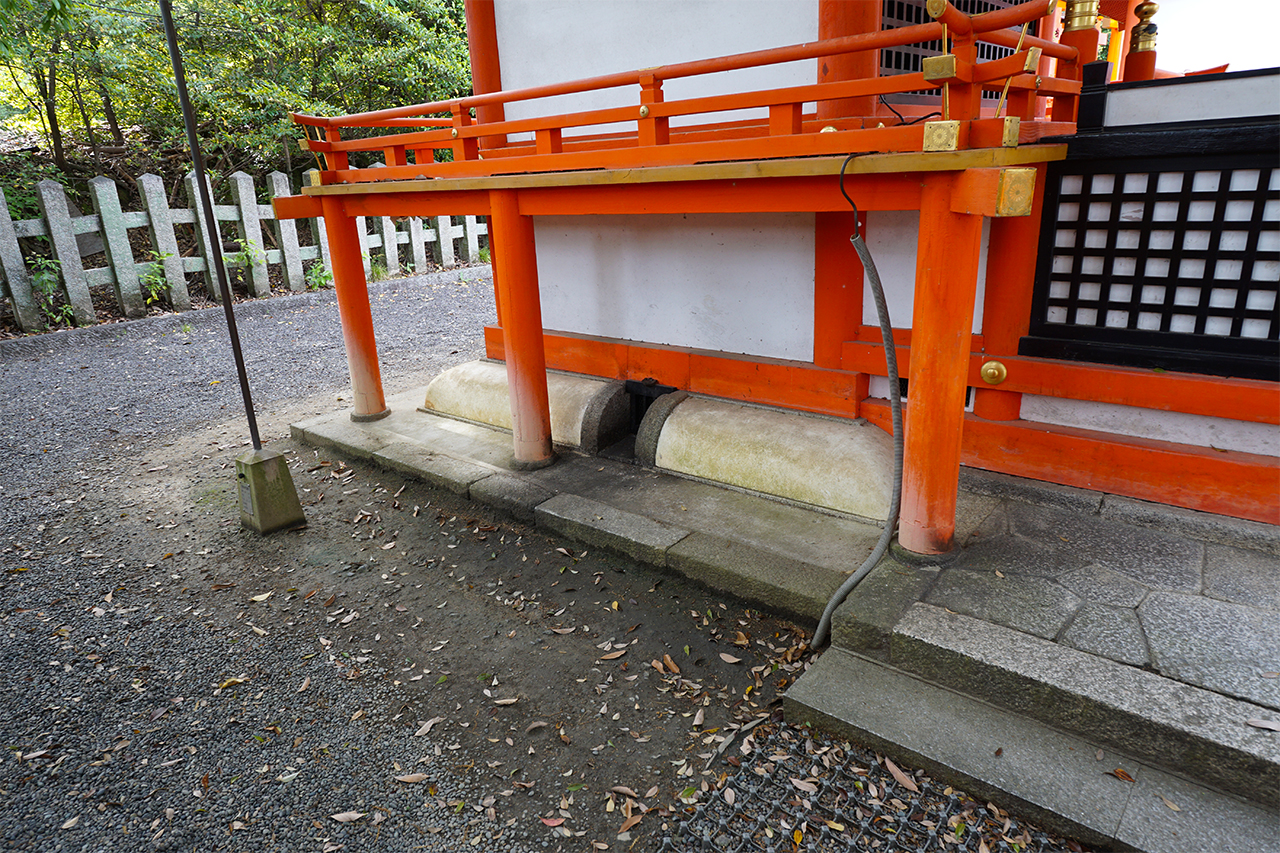 白狐社社殿から見える抜け穴